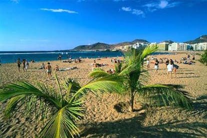 La playa de las Canteras se extiende a lo largo de tres kilómetros en Las Palmas de Gran Canaria.
