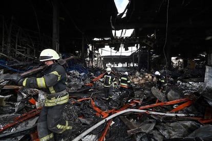 Varios bomberos recogen los escombros de un almacén de alimentos ultracongelados, dañado por cohetes y bombardeos, en la ciudad de Brovary, al norte de la capital, este martes. La compañía de artículos deportivos francesa Decathlon ha anunciado este martes que suspende su actividad en Rusia, según la agencia de noticias Reuters. Representantes de la compañía han trasladado que seguirán apoyando a los 2.500 empleados que tienen en el país, algunos de ellos llevan trabajando en la empresa desde 2006, y han explicado que las condiciones de las cadenas de suministro no les permitan continuar con su actividad comercial en Rusia.