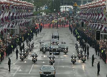 Varios motoristas de la Guardia Real escoltan a los recién casados en su recorrido por la Gran Vía, una de las zonas más concurridas de su trayecto.