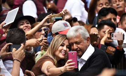 Una mujer se toma una selfi con L&oacute;pez Obrador.