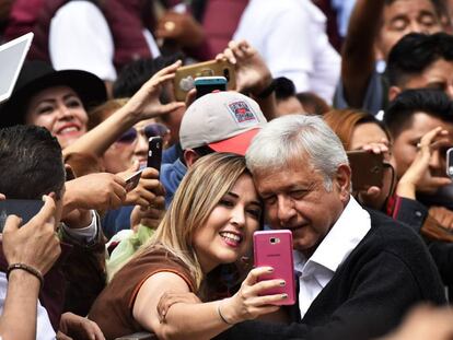 Una mujer se toma una selfi con L&oacute;pez Obrador.