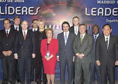 Aznar posa junto a varias personalidades políticas que han asistido a la reunión de la Internacional Demócrata.