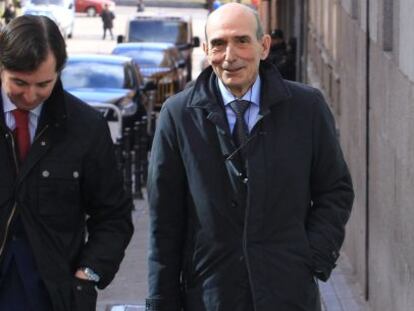 Former Bankia board member José Manuel Fernández Norniella (r) leaves the High Court.