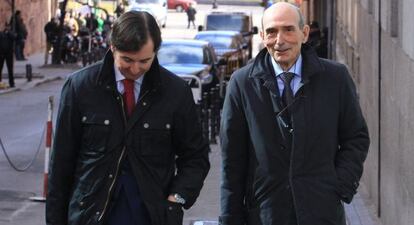 Former Bankia board member José Manuel Fernández Norniella (r) leaves the High Court.