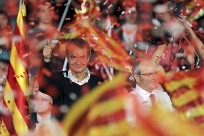 Prime Minister José Luis Rodríguez Zapatero and José Montilla, surrounded by Catalan flags, during a rally in Viladecans.