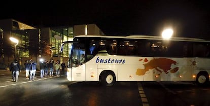 Un autobús con refugiados sirios fletado por un político bávaro en protesta por la política migratoria de Merkel abandona la Cancillería, en Berlín, el 14 de enero.