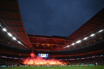 Aficionados del Dortmund encienden bengalas antes del comienzo de la segunda parte de la final de la Liga de Cmpeones.
