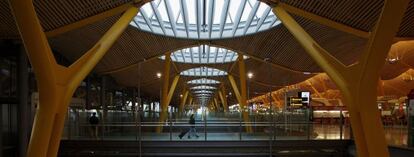 Pasajeros en el interior del aeropuerto Adolfo Suárez Barajas.