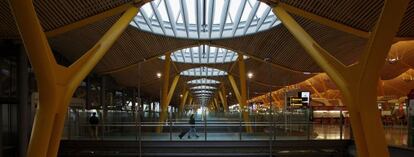 Pasajeros en el interior del aeropuerto Adolfo Su&aacute;rez Barajas.