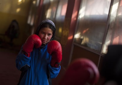 Una joven afgana entrena boxeo en el gimnasio del estadio Ghazi, usado durante el régimen de los talibanes para los castigos y las ejecuciones públicas.