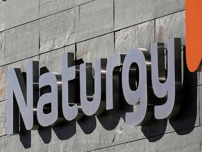 Logo de Naturgy en su sede, en Madrid.