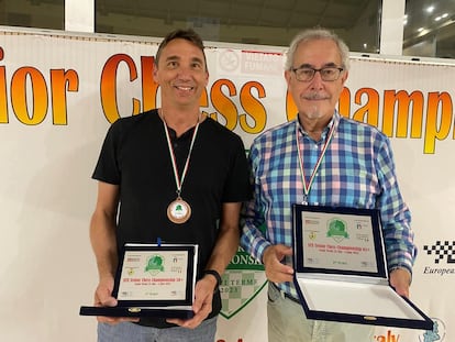 José Antonio Lacasa (izquierda) y Txelu Fernández, bronce en +50 y plata en +65, respectivamente, del Europeo de Veteranos, este sábado en Acqui Terme (Italia)