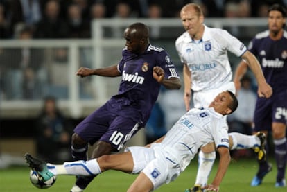 Lass intenta llevarse el balón ante Chafni, del Auxerre, durante el partido del martes.