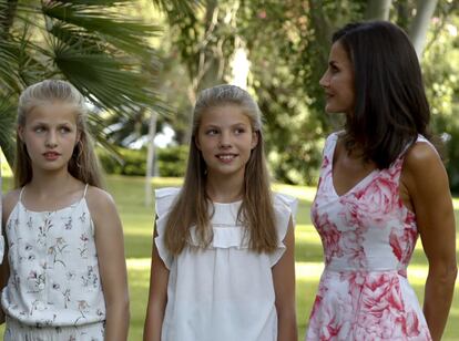 La Reina y sus hijas han hecho varios planes con doña Sofía: cine, ballet y la visita a un mercadillo en Pollença.