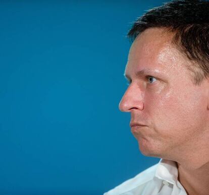 <p><strong>Peter Thiel</strong> es un inversor germano-estadounidense y fundador de PayPal, uno de los sistemas de pago ‘online’ más extendidos del mundo. Su buen ojo para los negocios ha quedado sobradamente demostrado con inversiones muy tempranas en compañías como Facebook. Ahora puede apuntarse un tanto más, ya que este milmillonario fue el único gran nombre de Silicon Valley que apoyó a Donald Trump, y hoy es el nexo de comunicación entre el presidente electo de Estados Unidos y los ejecutivos de las grandes tecnológicas. Posee inversiones por valor de más de 2.000 millones de euros en compañías como Reddit o Quora, lo que le hace ser considerado un rey Midas de la tecnología.</p>