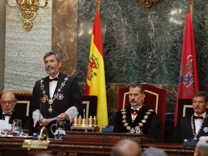 El rey Felipe VI, acompañado por el ministro de Justicia, Rafael Catalá y el fiscal general del Estado, José Manuel Maza, durante la intervención del presidente del Tribunal Supremo y del Consejo General del Poder Judicial, Carlos Lesmes, en la solemne sesión de apertura del año judicial 2017/2018 en el Salón de Plenos del Tribunal Supremo