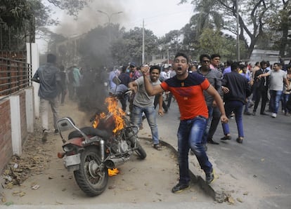 Partidarios de la oposición queman una motocicleta durante una protesta contra el veredicto crucial para la jefa de la oposición, Khaleda Zia, en Dhaka (Bangladés).