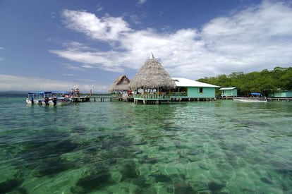 Los habitantes de Bocas de Toro, caribeño archipiélago principal centro vacacional de Panamá, aseguran que aquí todo es bueno: pasear en bicicleta playera, tararear un improvisado calipso en isla Bastimentos (en la foto) o gozar de una relajada cena en una cabaña con techo de paja en el paseo marítimo.