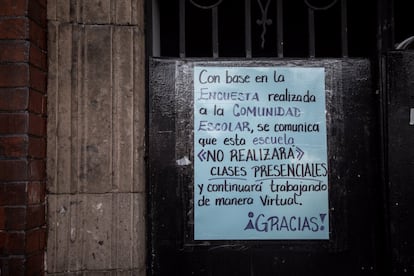 El regreso a clases ha sido criticado tanto por padres como maestros debido a que muchos no lo consideran seguro.