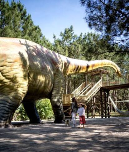 Uno de los dinosaurios de Dino Parque, un museo al aire libre en la localidad portuguesa de Lourinhã.