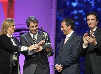 Manolo Lama, Paco González y José Ramón de la Morena en representación de los miembros del equipo de deportes de la SER, premiados por su cobertura de los Juegos Olímpicos de Pekín y de la última Eurocopa