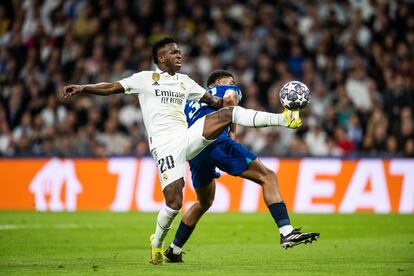 Vinícius Jr. se hace con el control de la pelota.