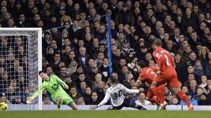 Luis Suárez marca um gol contra o Tottenham.