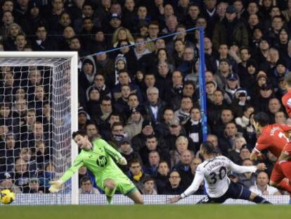 Luis Suárez marca um gol contra o Tottenham.