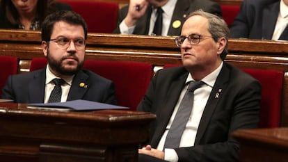 Quim Torra junto a Pere Aragonès en el pleno extraordinario del Parlament este sábado.