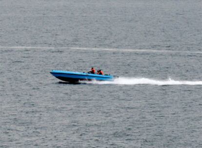 Una de las lanchas iraníes, mientras maniobra en torno a los barcos estadounidenses, en una foto facilitada por la marina de EE UU.