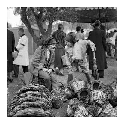 'Mercado de Vilar Formoso', fotografía de 1939 en Portugal. Todas las imágenes de la exposición están en formato cuadrado, el que empleaba Muller. Sin embargo, los medios que le encargaban trabajos las publicaban horizontales o verticales, por lo que él mismo las reencuadraba.