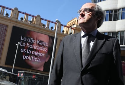 El candidato del PSOE a la Comunidad de Madrid, Ángel Gabilondo, delante de un cartel electoral en el cine Callao, el 21 de mayo de 2015. Rector de la Universidad Autónoma de Madrid (2002-2009) y ministro de Educación (2009-2011) en el Gobierno de José Luis Rodríguez Zapatero, Gabilondo obtendrá en las elecciones del 24-M el 25,43% de los votos y 37 escaños, frente a los 48 del PP, los 27 de Podemos y los 17 de Ciudadanos (del total de 129 de la Asamblea).