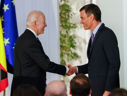 El presidente de Estados Unidos, Joe Biden, y el presidente del gobierno de España Pedro Sánchez, durante la rueda de prensa celebrada en el Palacio de la Moncloa en Madrid, en la que se celebró la cumbre de la OTAN hace un año.