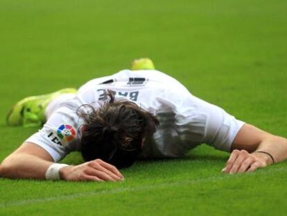 Bale, en el suelo, se lamenta tras la enésima ocasión fallada