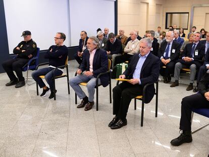 En primera fila, desde la izquierda, Álvaro Pérez, Francisco Correa y Pablo Crespo. Detrás, el resto de acusados, este lunes en la Audiencia Nacional.