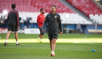 Diego Simeone, durante un entranamiento en mayo.