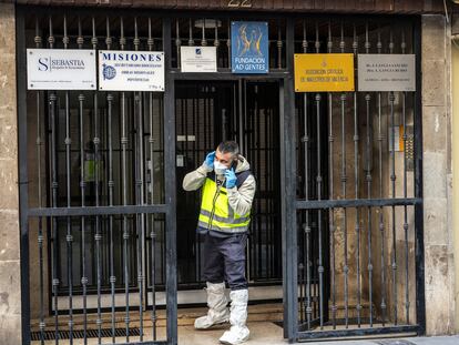 Un gente de la policía científica, el pasado martes, en el portal del edificio de Valencia, donde unas horas antes se había hallado el cadáver del sacerdote Alfonso López.
