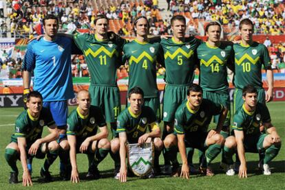 El once inicial de Eslovenia que se midió a Argelia. Birsa, con el '10', posa el primero por la derecha en la fila superior.