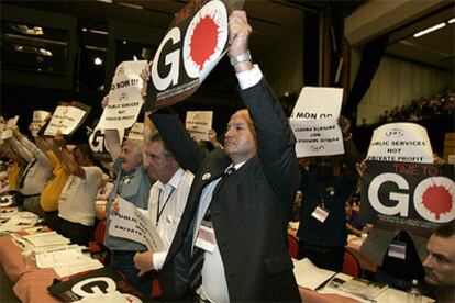El líder del sindicato de transportes RMT, Bob Crow, lidera la protesta cuando Blair se preparaba para dirigirse al auditorio.