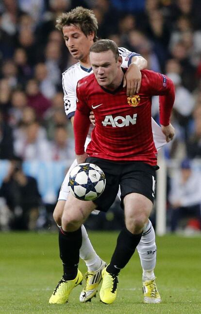Rooney es presionado por Coentrao.