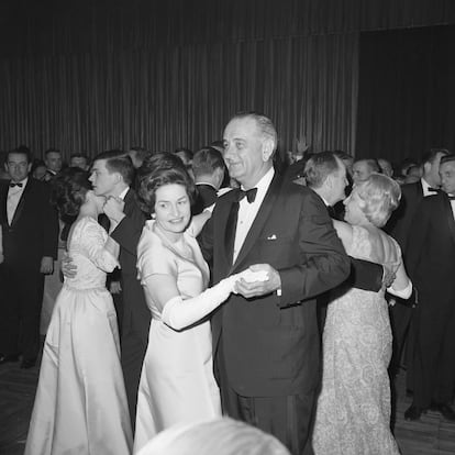 El presidente Lyndon Johnson y su esposa Bird bailan durante el baile inaugural celebrado en el Statler Hilton Hotel de Washington.