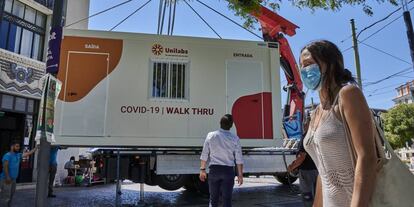 Un centro portátil de Unilabs para hacer pruebas para detectar el Covid-19.  