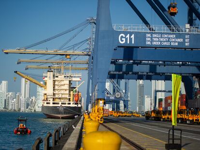 Un barco deposita contenedores en el puerto de Cartagena (Colombia), en febrero de 2022.
