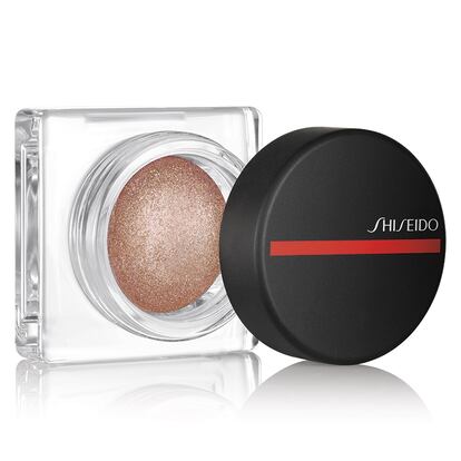 El iluminador Aura Dew, en tono Cosmic, de Shiseido suspende sus perlas multidimensionales impregnadas en su textura para hacer brillar con un dramatismo natural los pómulos, los párpados o incluso los labios. Su precio es de 34 euros.