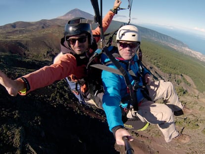 Sentado con los pies colgando sobre el Teide