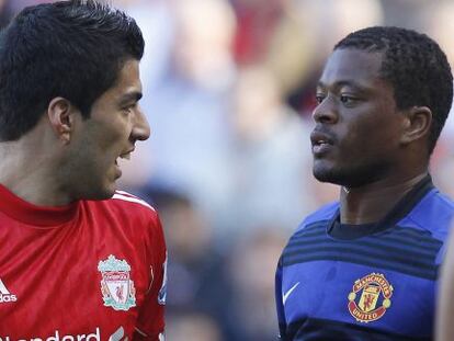 Suárez y Evra, en 2011, en el partido que mantuvieron un incidente