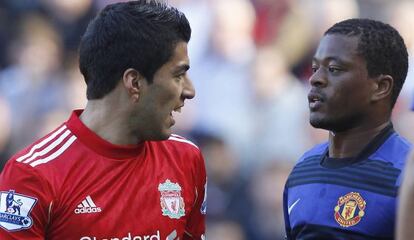 Suárez y Evra, en 2011, en el partido que mantuvieron un incidente