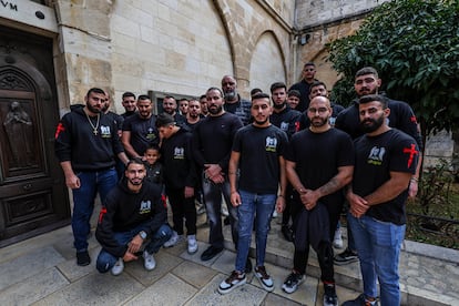 Miembros del Ejercito de Dios asisten a la misa del domingo en la Basílica de la Natividad en Belén, Cisjordania.