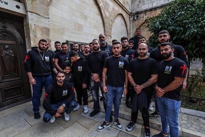 Miembros del Ejercito de Dios asisten a la misa del domingo en la Basílica de la Natividad en Belén, Cisjordania.  