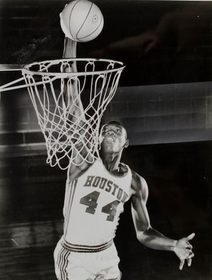 Elvin Hayes, durante un partido con Houston.